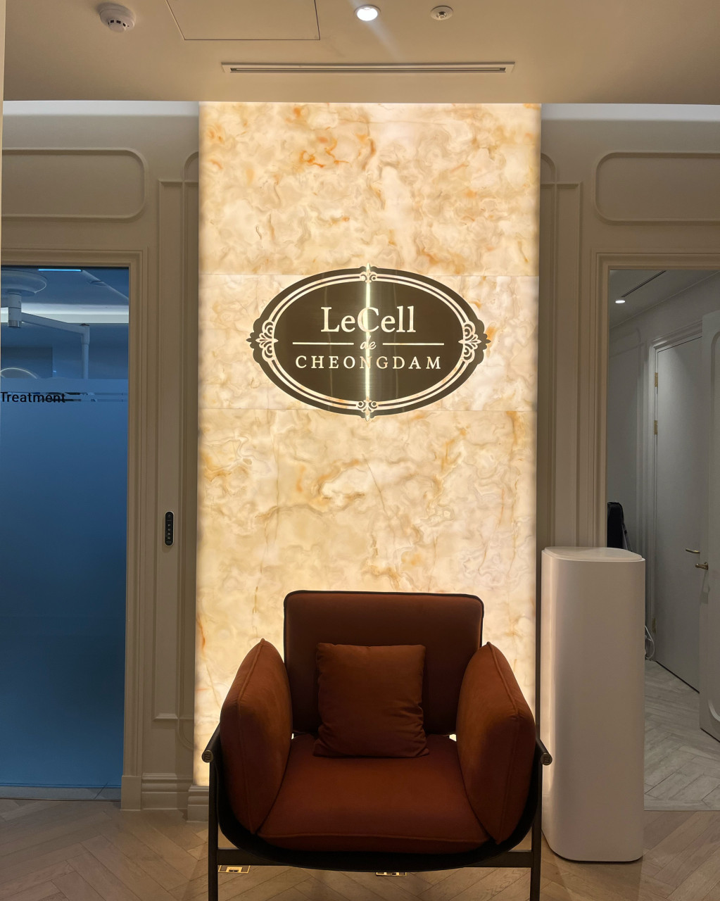 The LeCell de CHEONGDAM emblem on the backlit onyx signature wall